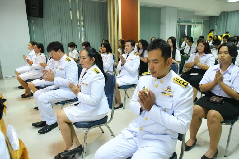 พิธีน้อมรำลึกในพระมหากรุณาธิคุณพระบาทสมเด็จพระบรมชนกาธิเบศร มหาภูมิพลอดุลยเดชมหาราช บรมนาถบพิตร และพิธีวางพวงมาลาหน้าพระบรมฉายาลักษณ์