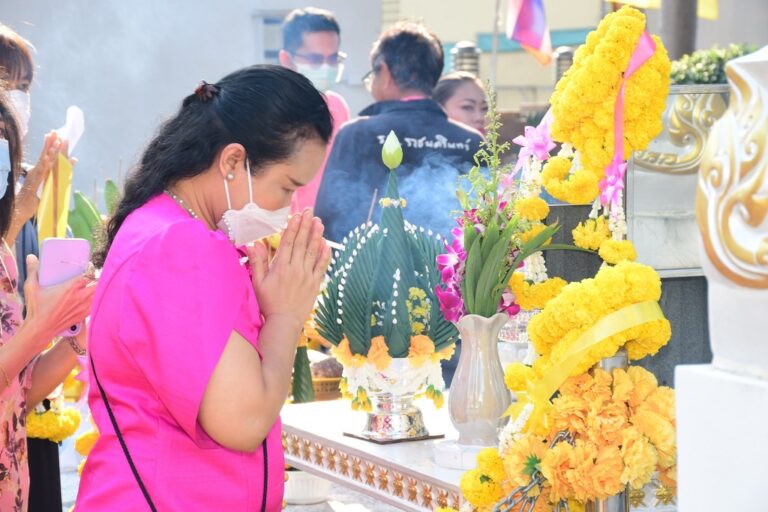 สักการะพระพรหม ประจำมหาวิทยาลัยราชภัฏราชนครินทร์ เพื่อความเป็นสิริมงคล ก่อนที่จะมีการทำบุญอาคารเรียนรวมและอำนวยการ