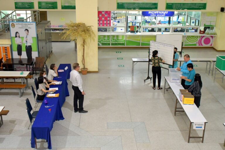 คณะกรรมการการเลือกตั้ง ดำเนินการนับคะแนนหลังจากเปิดให้ผู้มีสิทธิ์เลือกตั้งกรรมการสภามหาวิทยาลัย จากคณาจารย์ประจำ